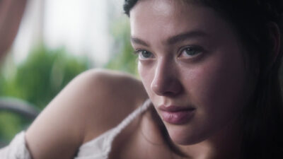 Jessica Alexander as die karakter Bee.
