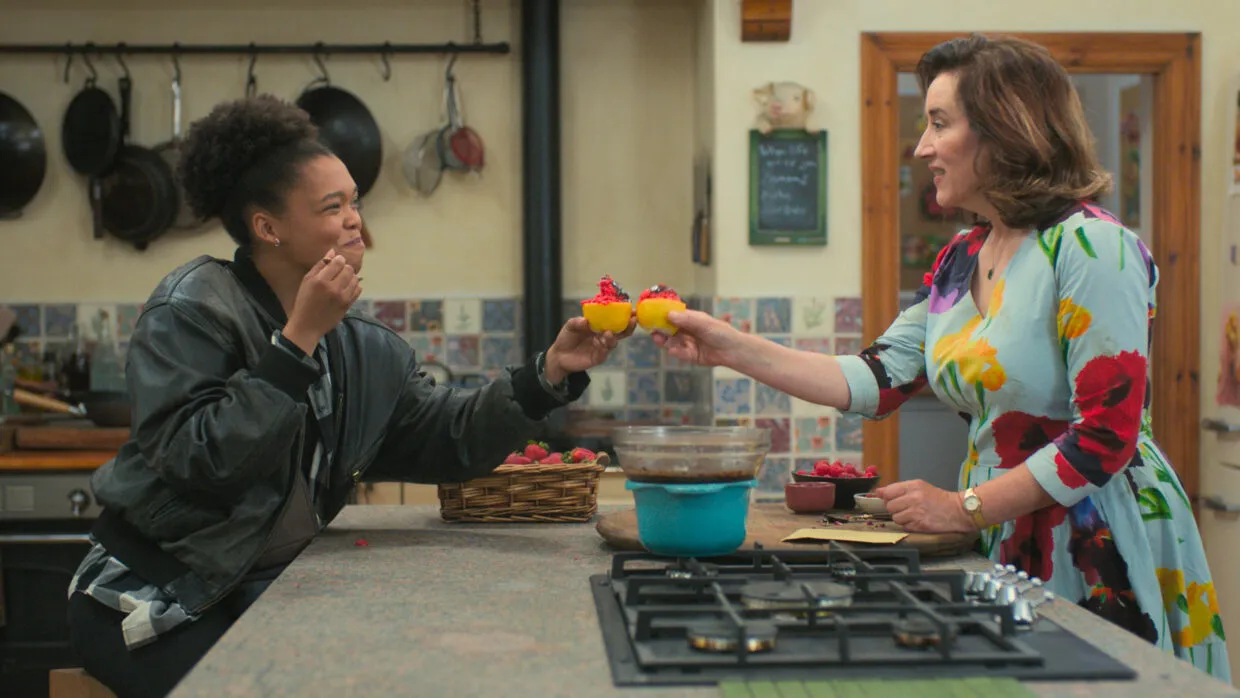 Maria Doyle-Kennedy en Kylie Fisher in Recipes for Love and Murder. Foto: Verskaf