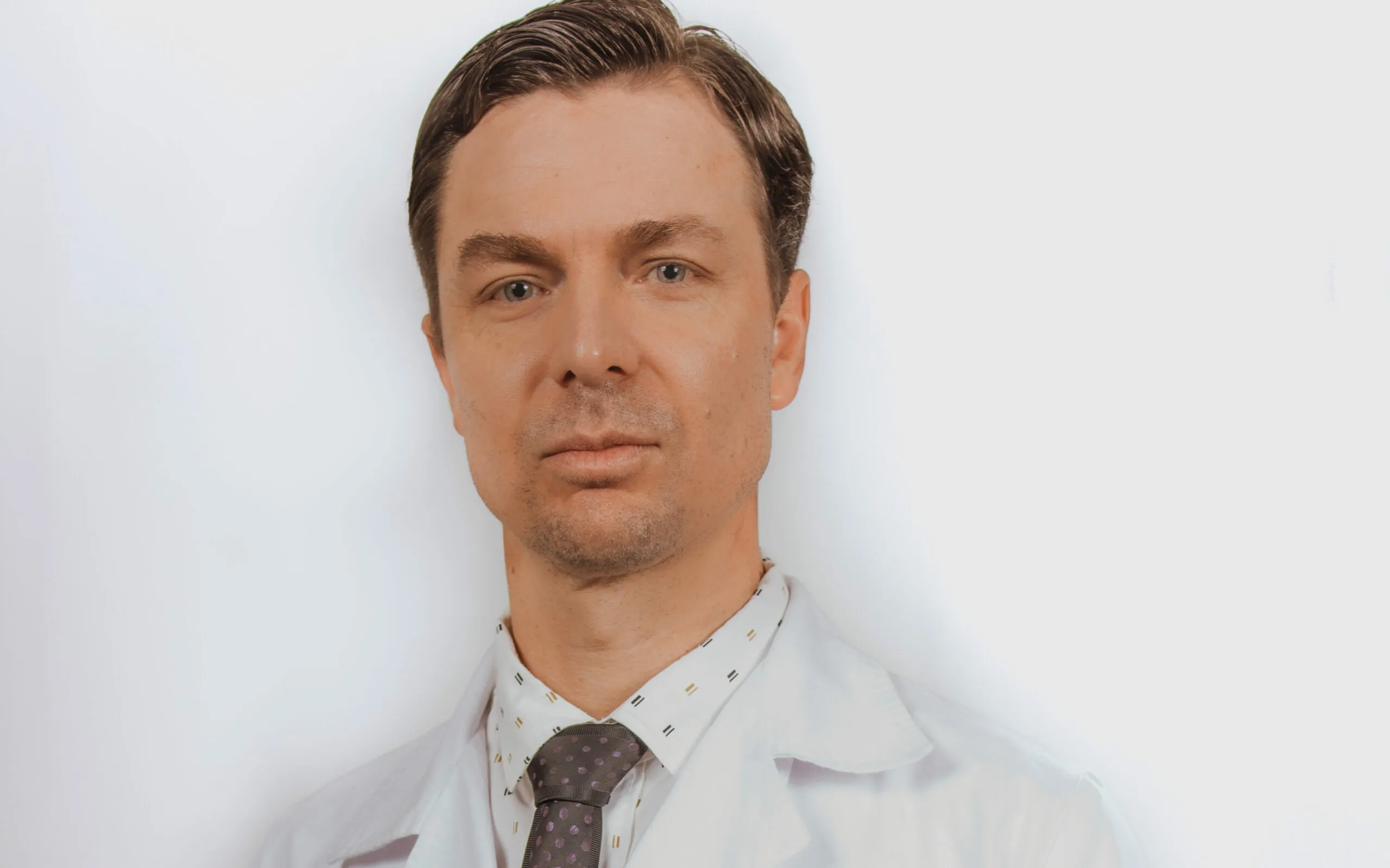 Hartklop Jacques Bessenger as dr. Daniel Strydom. 