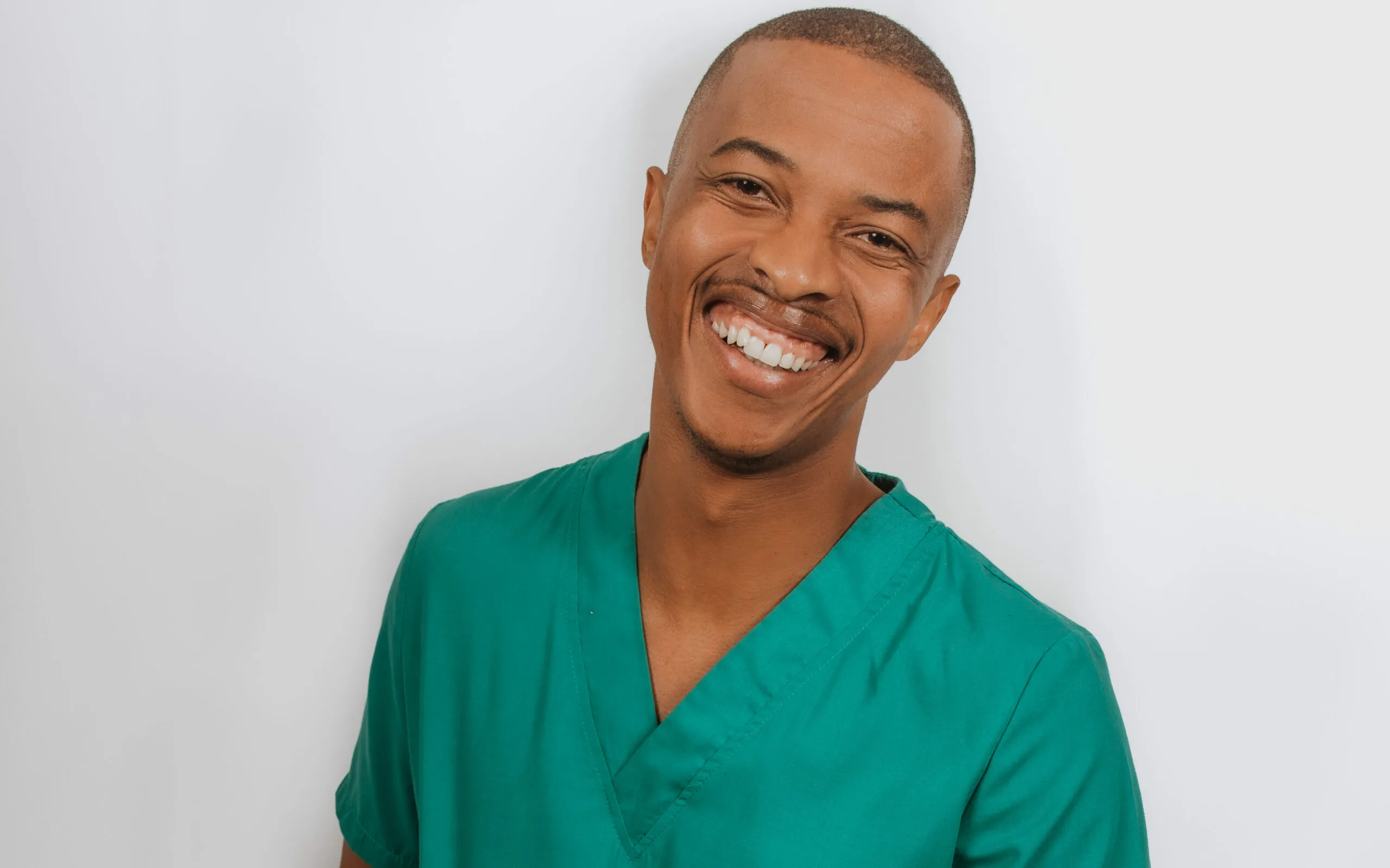 Hartklop Oros Mampofu (Skeem Saam, Savage Beauty) vertolk die rol van dr. Fezile Nodada