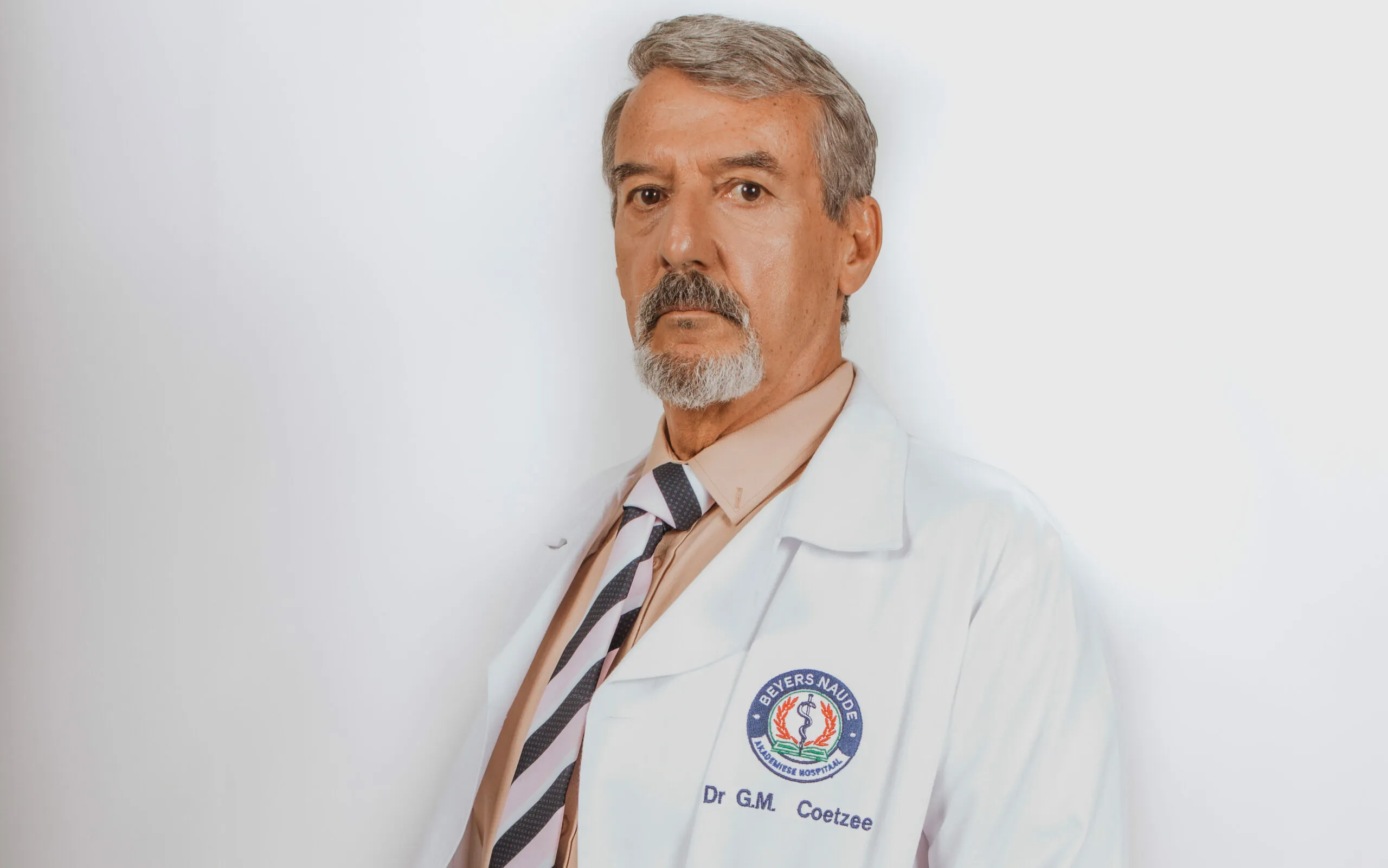 Dawid Minnaar as prof. Gustav Coetzee. hartklop