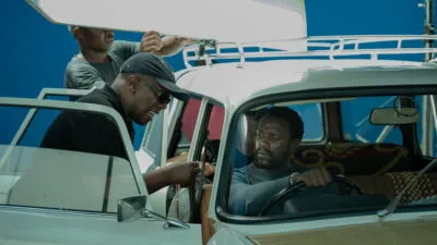 Van links na regs: Mandla Dube (regisseur), en Bonko Khosa as Zuko. Foto: Netflix