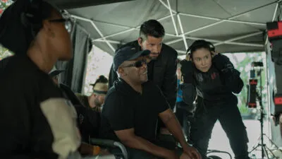 Links na regs: Mandla Dube (regisseur), Tim Theron as Tiger. Foto: Netflix