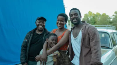 Links na regs: Mandla Dube (regisseur), Masasa Mbangeni  as Malime, Bonko Khosa as Zuko, en Boleng Mogotsi as Pakamile. Foto: Netflix