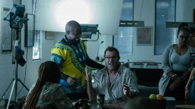 Regisseur Mandla Dube en Deon Coetzee, wat Bressler vertolk. Foto: Netflix