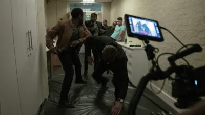 Bonko Khosa se karakter, Zuko, speel gou klaar met die baddies in dié aksietoneel. Foto: Netflix