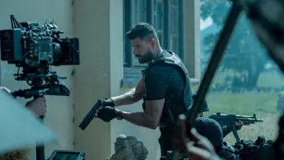Agter die skerms met Tim Theron as Tiger in Heart of the Hunter. Foto: Netflix