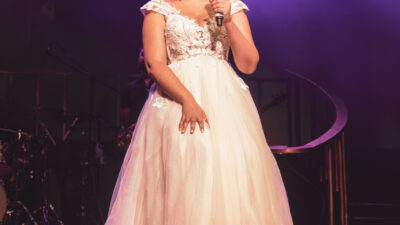 Vir wie is Bianca (Simone Biscomb) in dié trourok opgedollie? Foto: Gys Loubser