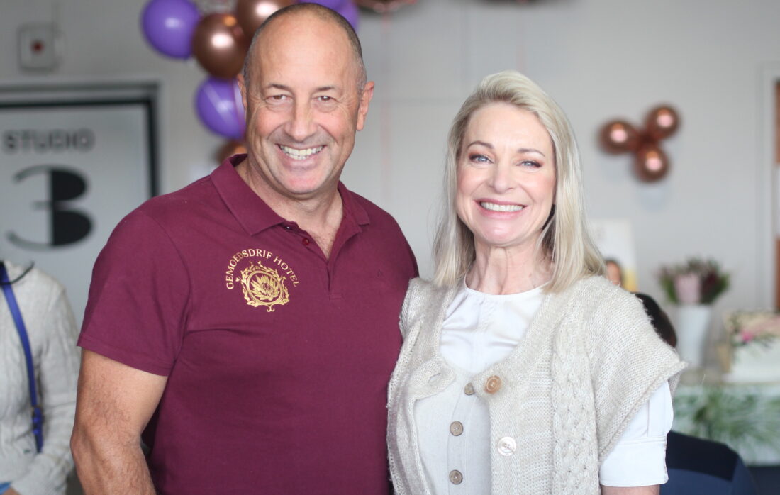Dirk Stoltz vertolk Manny en Deirdre Wolhuter speel Tillie in Skemergrond. Foto: Verskaf